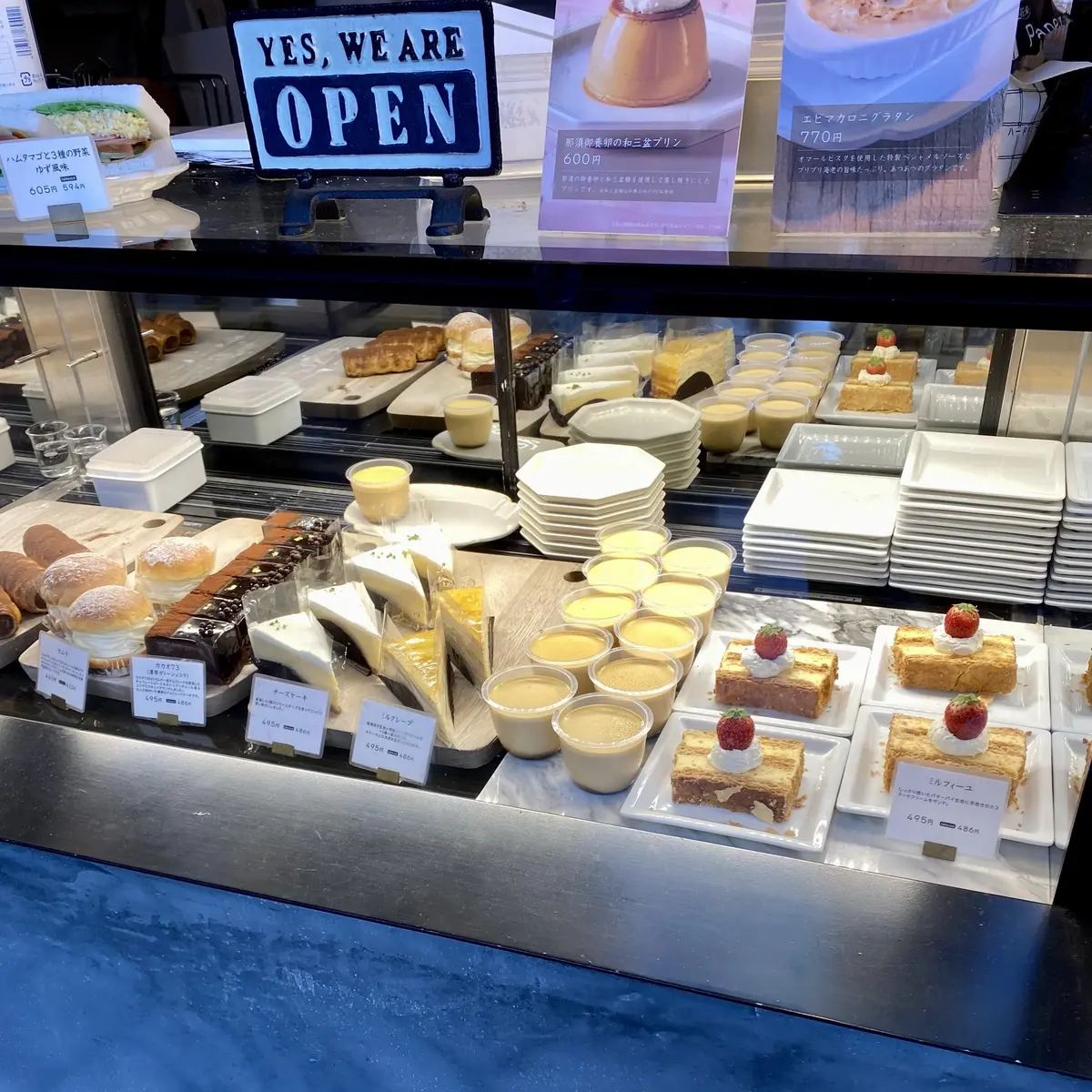 コーヒー以外のスイーツやサンドウィッチなど軽食もあります。