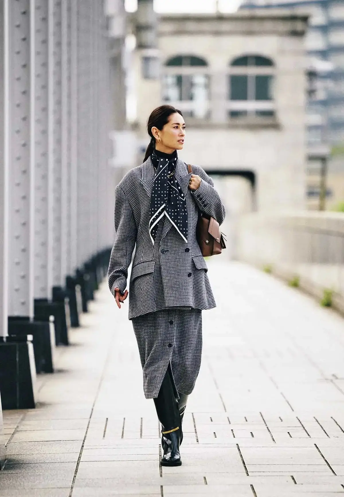 スカーフひとつで上品見え！アウターにもトップスにも映える「40代・50代の冬コーデ」