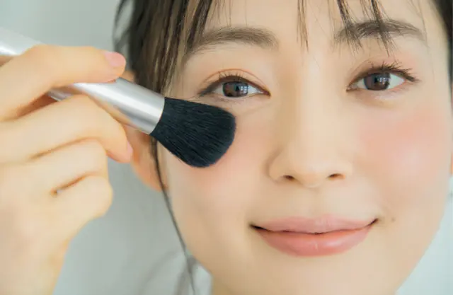 クリームタイプを仕込んだ上にパウダータイプのチークを