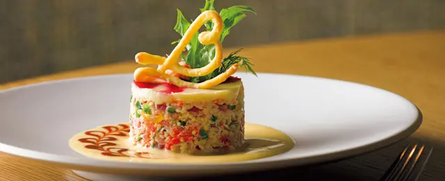 「紅ズワイガニとクスクスのタンバル マーブル仕立て」　