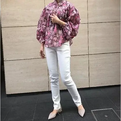 春のおでかけを華やかに！50代向け「ブラウス」コーデ15選