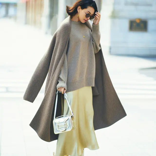 光沢素材のスカートを着こなすRINA