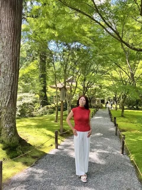 往生極楽院前の庭園