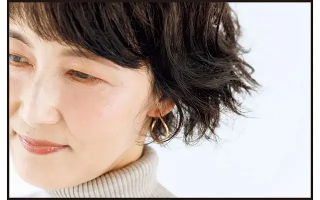 【50代髪型・ヘアスタイル】くせ毛を活かしたパーマで魅力度アップの“こなれショート”