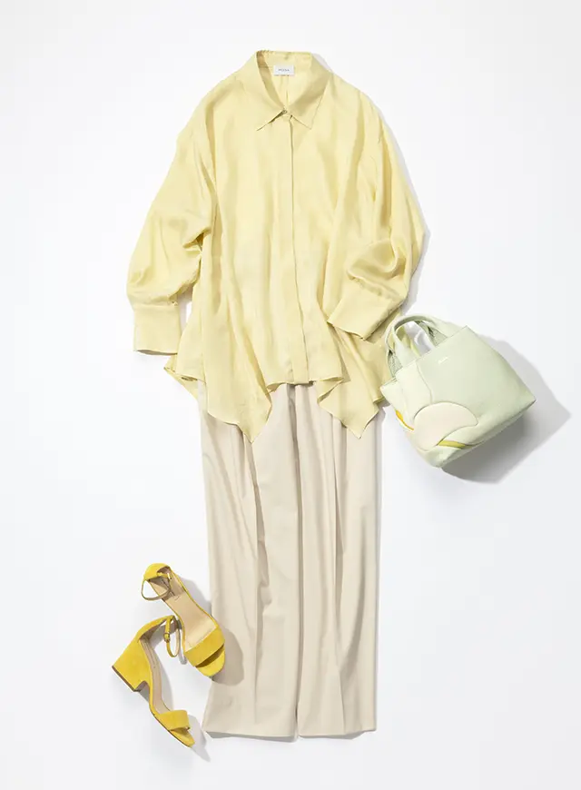 「ペールグリーンのバッグをイエローの洋服と組み合わせて春っぽく」