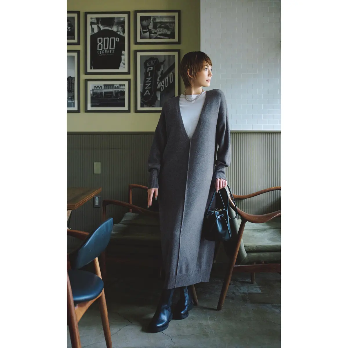 ニットワンピース×カットソーの上品カジュアルなレイヤードスタイル