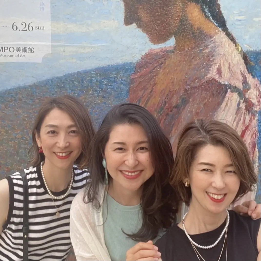 SONPO美術館の前での記念写真、華組の華菜子さん、ゆかりちゃんと。