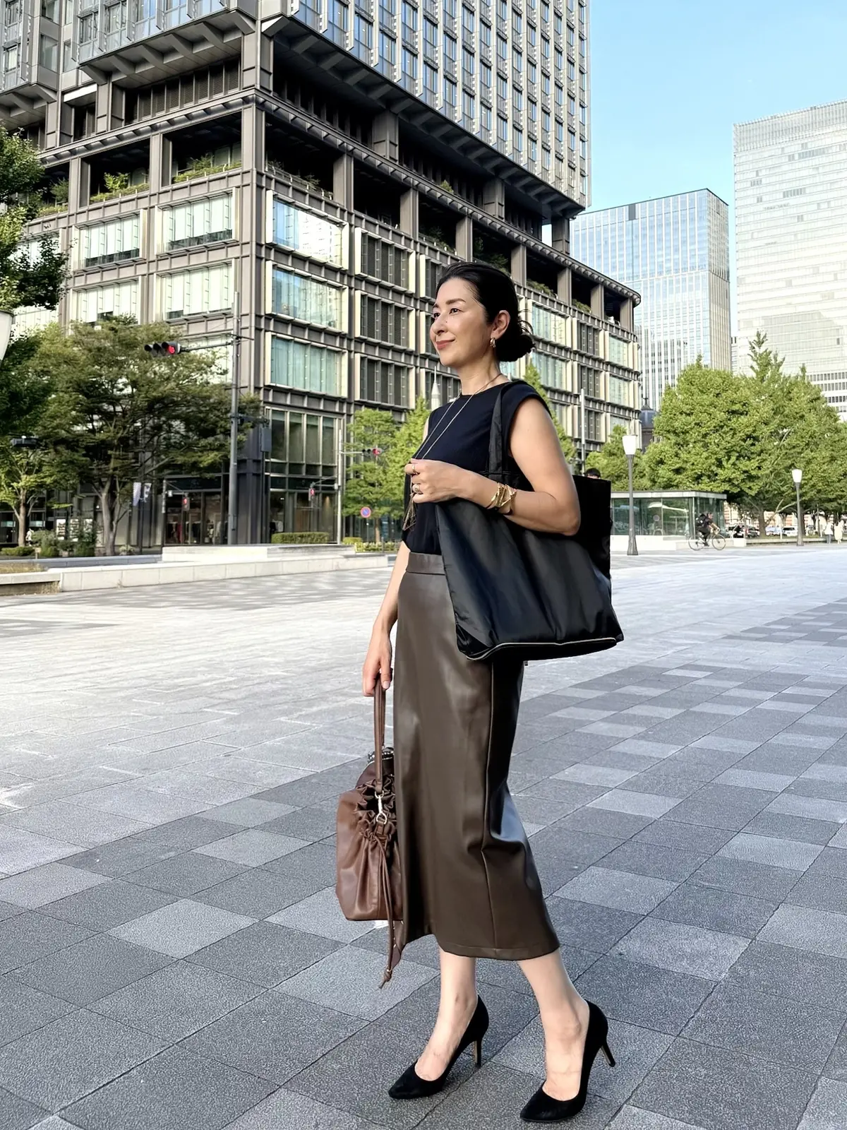 エクラ2025年10月号　エクラ付録　Aquascutum × eclat 大人のポケッタブルトート　ブラウンレザースカート　黒ノースリーブブラウス　黒パンプス　茶のバッグ　茶のスカーフ