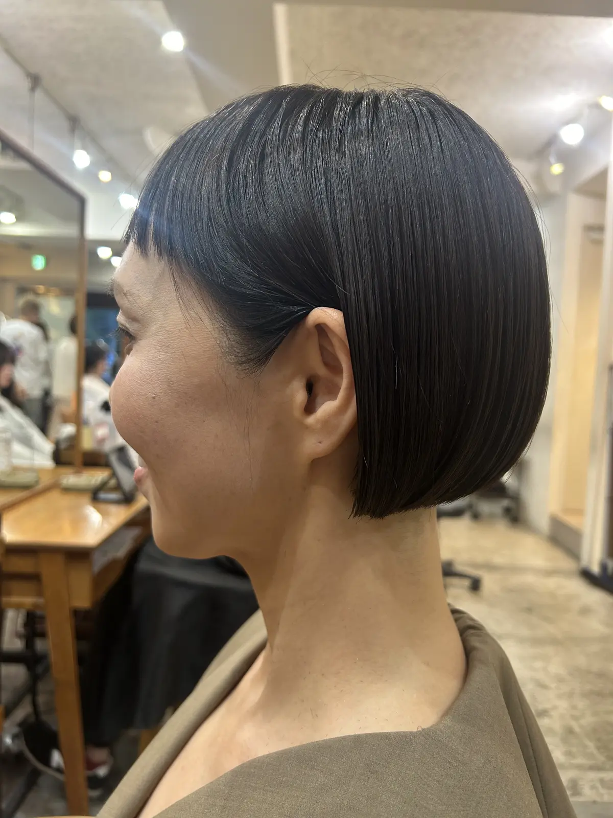 思い切って髪色をトーンダウンしたら黒い服の画像_2