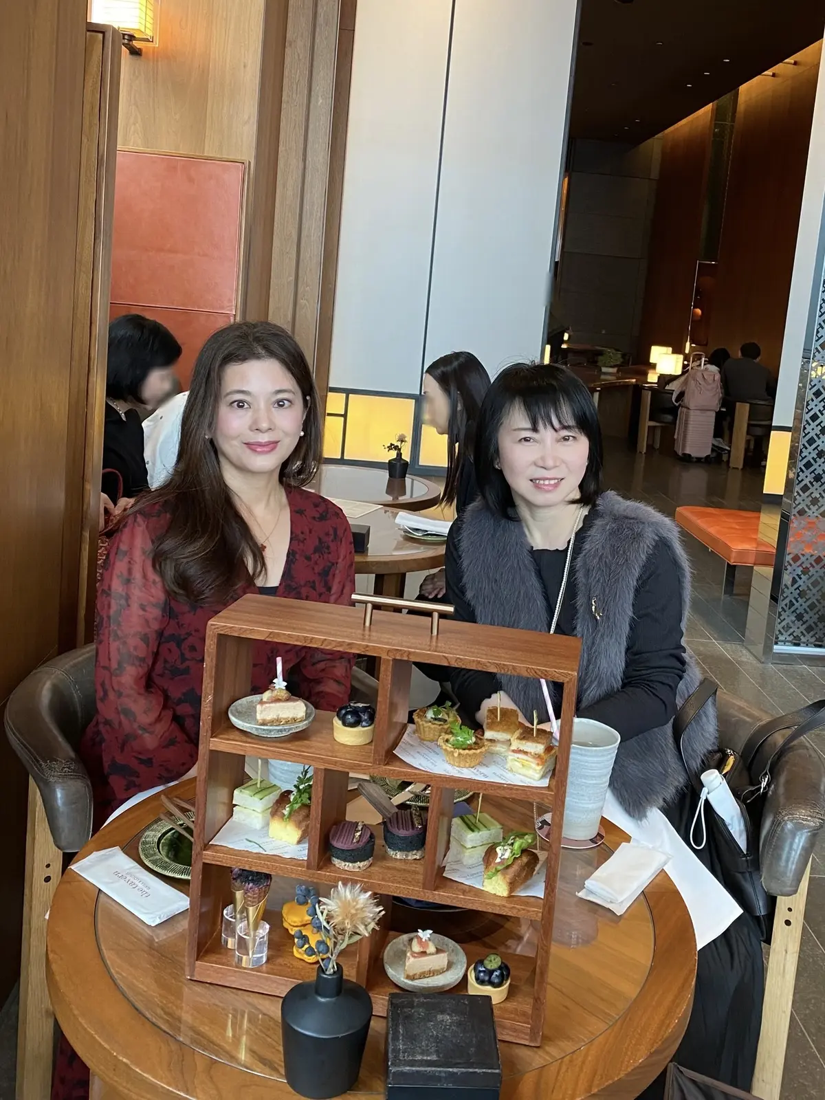 アンダーズ東京のアフタヌーンティーを楽しむJマダム同期と木製ティースタンド