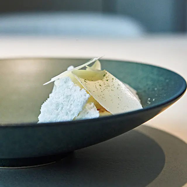 ミルクアイスとミルクジャムの上に板状のメ レンゲを添えた食感も楽しいデザートの一品