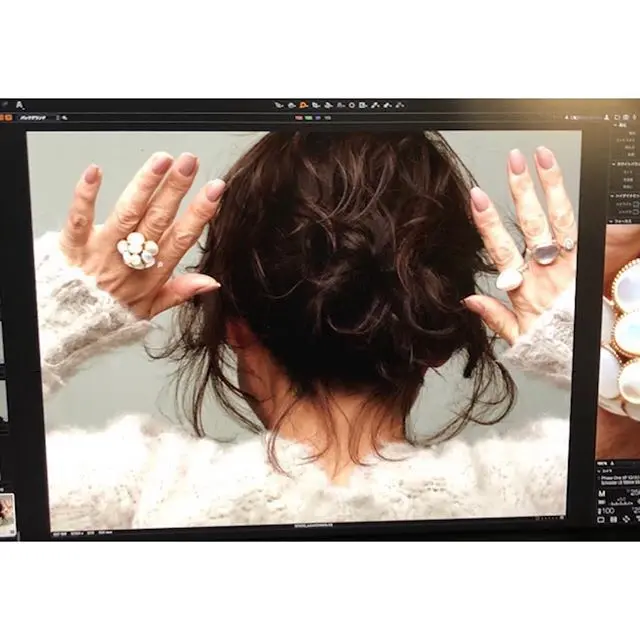 亜希さんの笑顔と最愛ジュエリーの画像_2