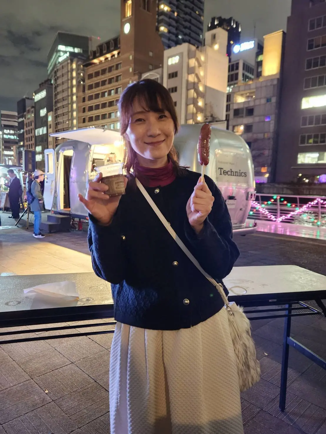 DJカーのミュージックとホットワイン＆ソーセージで気分上々！