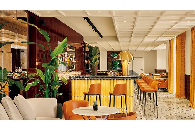 ムラ ノガラスと大理石が輝く「ブルガリ バー」