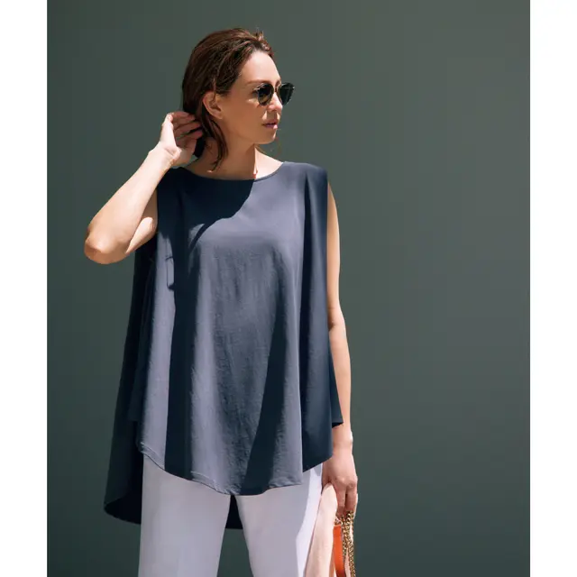 プルミエアロンディスモンのカットソーを着るRINA