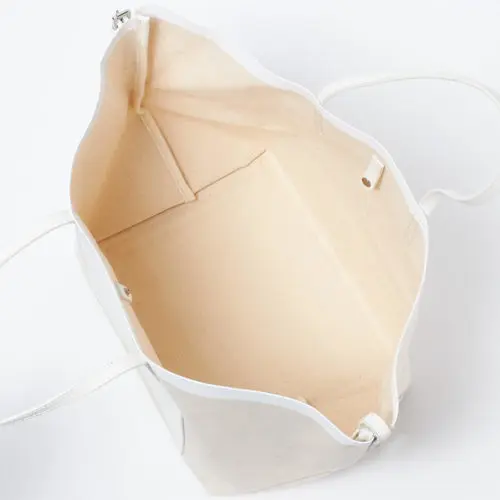 「YAHKI」の涼やかな白トートで着こなの画像_2