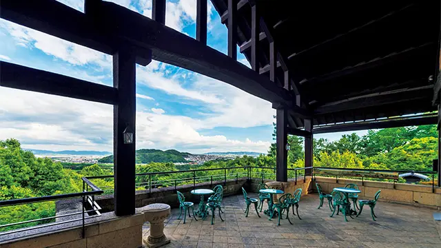 三川合流地を 一望し、眼下に桜、新緑、紅葉 など四季折々の表情を見せる庭 園が広がるテラス席