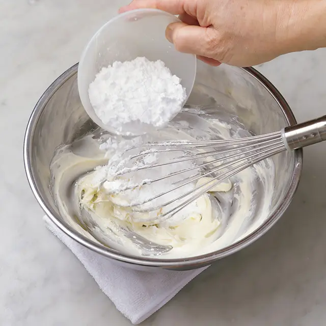 粉砂糖を3回に分けて加え、そのつど2と 同様に攪拌する。