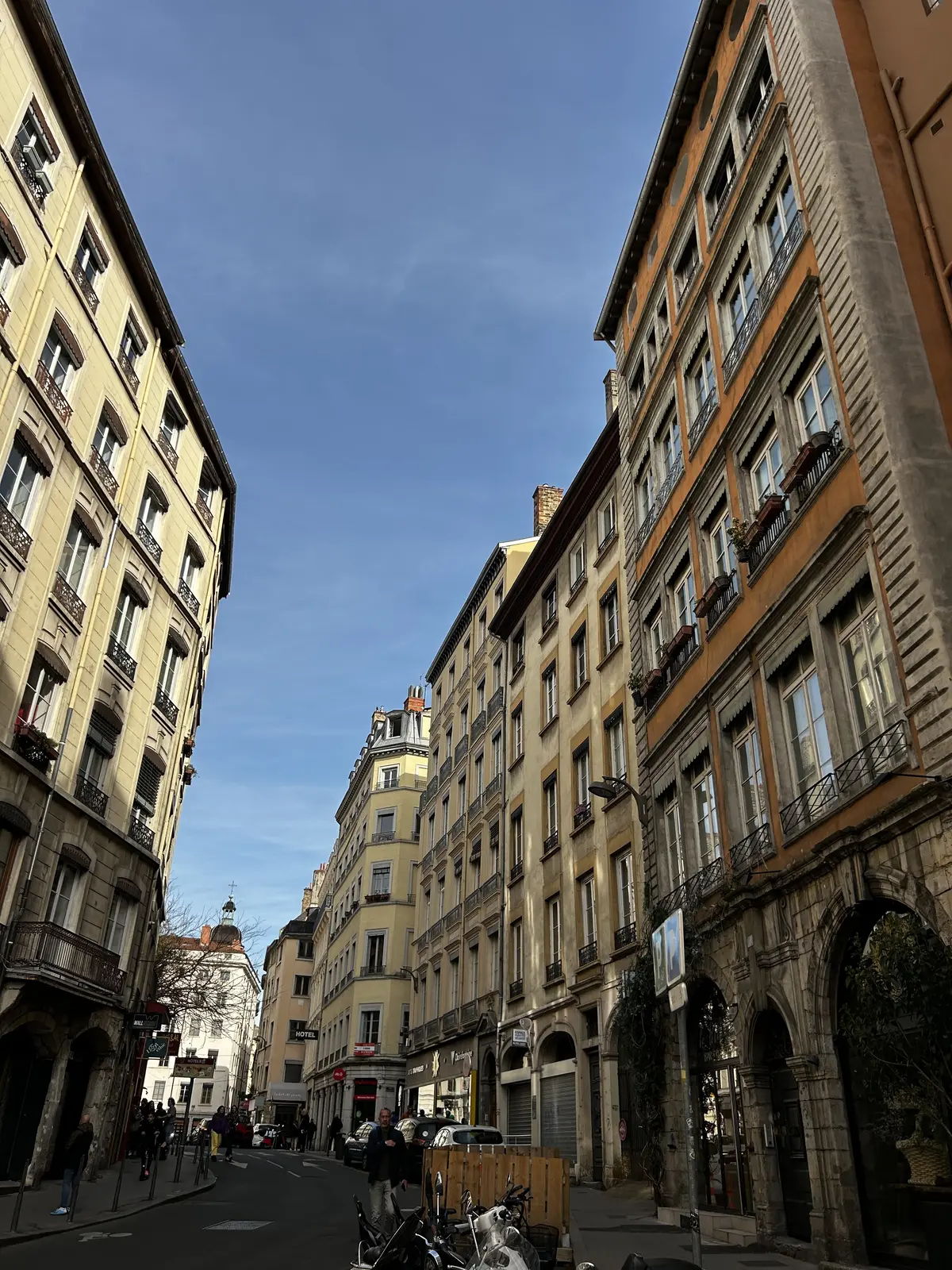 フランス　リヨン　１日観光　だまし絵