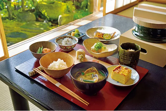 搾りたてのフルーツジュースが供されたあとで運ばれてくる朝食。