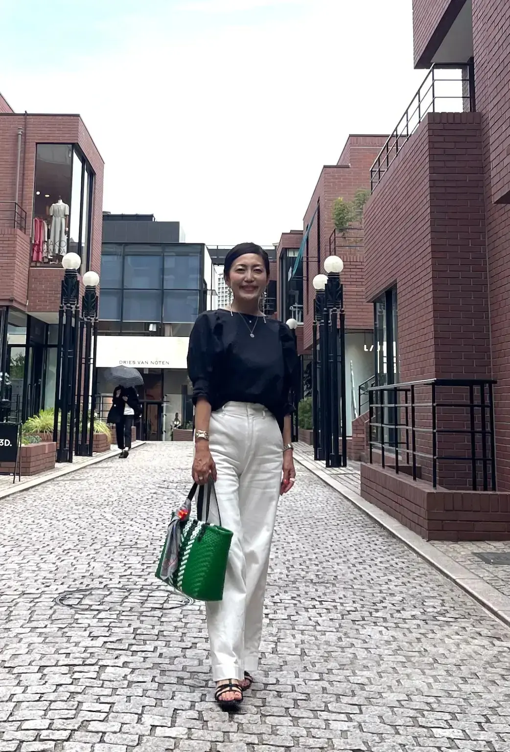 【おしゃれな50代「ユニクロ・GU」夏コーデ】暑くなるこれからの季節に大活躍の“Tシャツ”や”ノースリーブ”も！