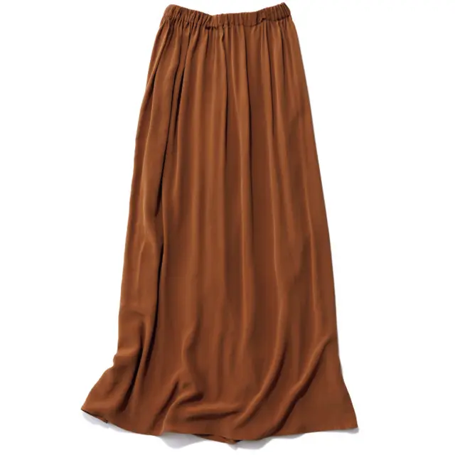 はくだけで着こなしがドラマチックになる、光沢感あるロングスカート