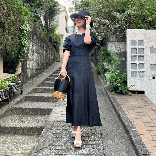 おしゃれな50代の「夏映えワンピース」涼やかに着映える！