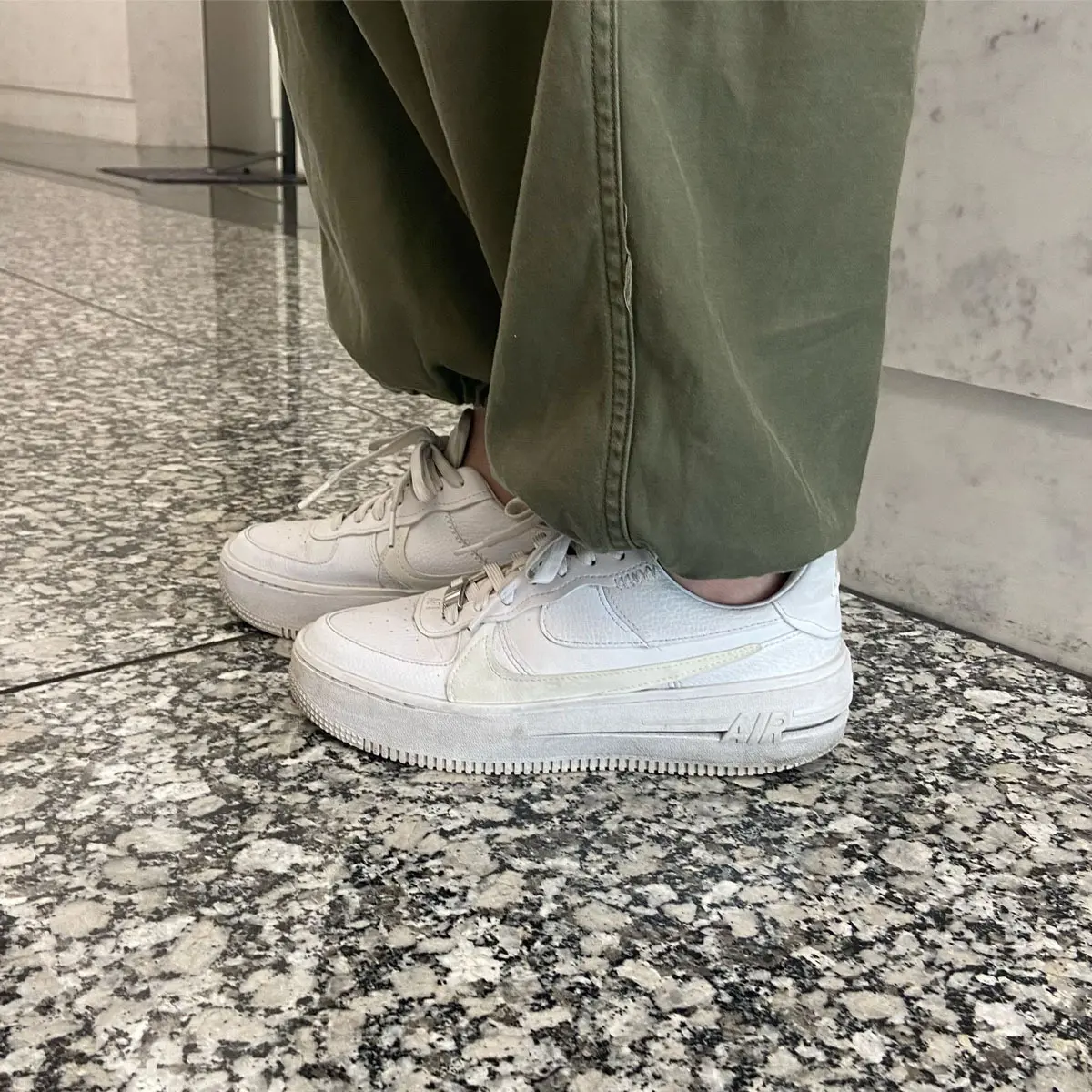 一年のほとんどがパンツスタイルのK野は、足元もほぼ白スニーカー。