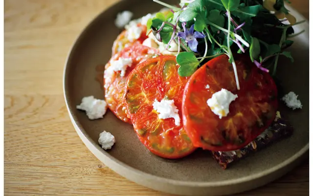 「アメーラトマトローストと彩野菜のスモーブロー」￥1,600