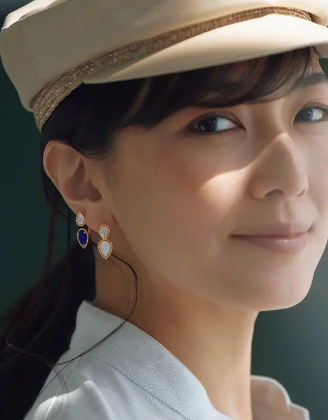 ブシュロンのピアス「セルパンボエム」を着用した板谷由夏