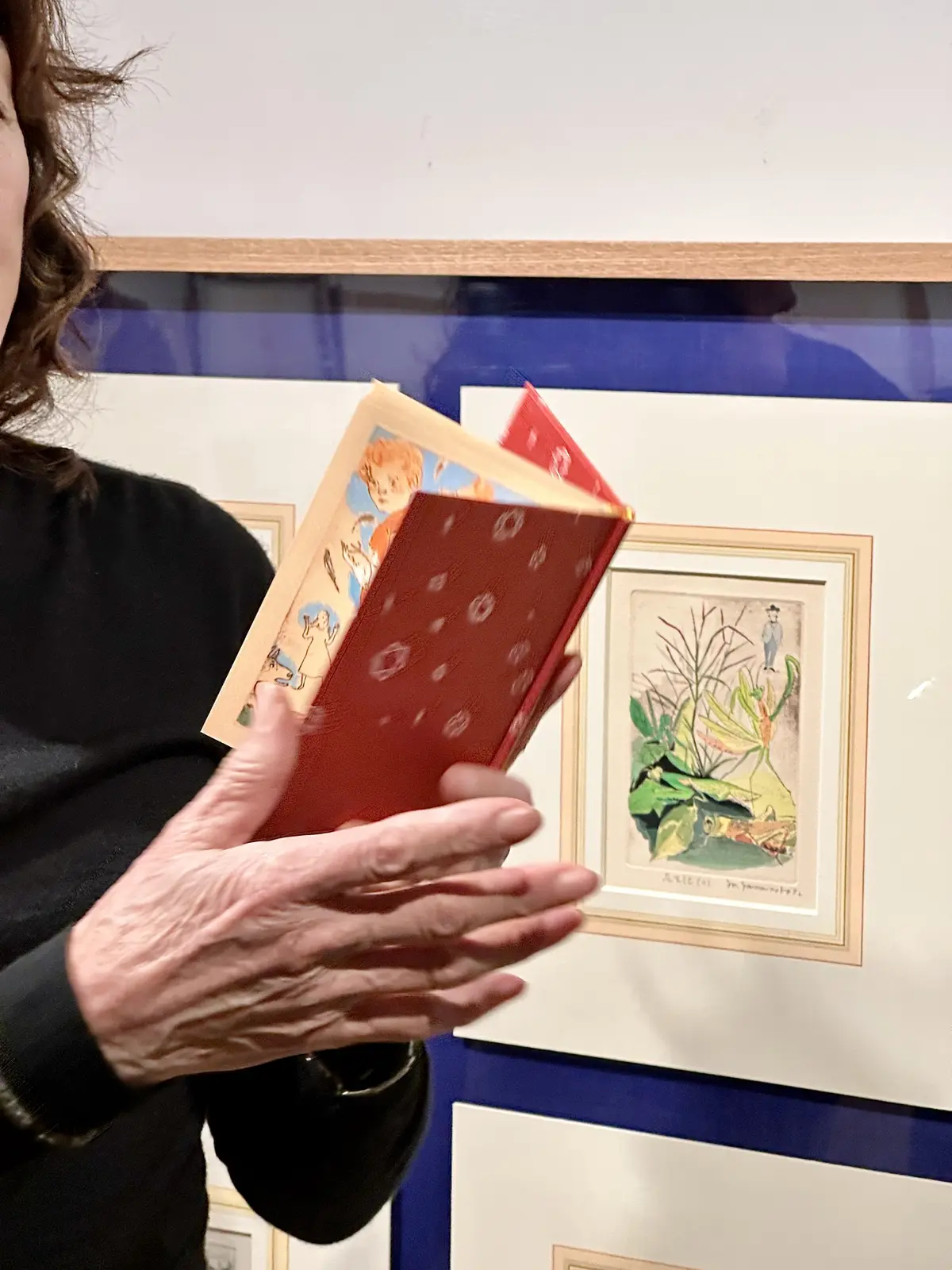 木の温もり感じる村上春樹ライブラリーと山の画像_21