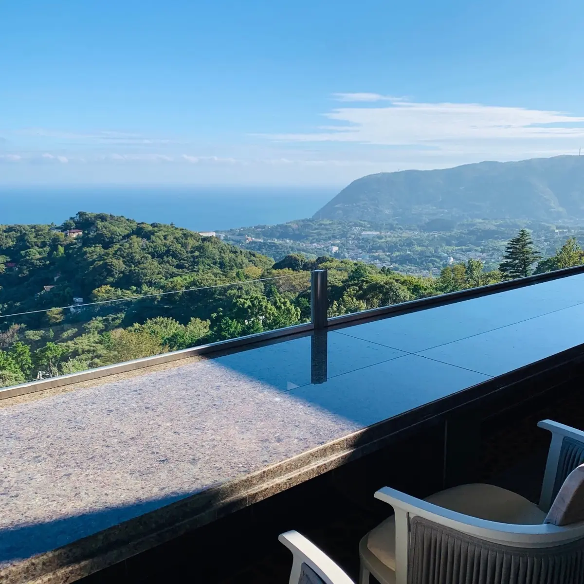 店内から外の足湯へ