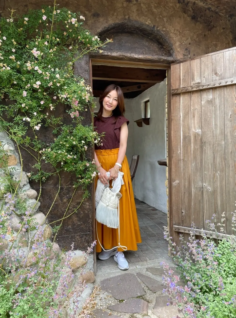 ドア横に立つ女性