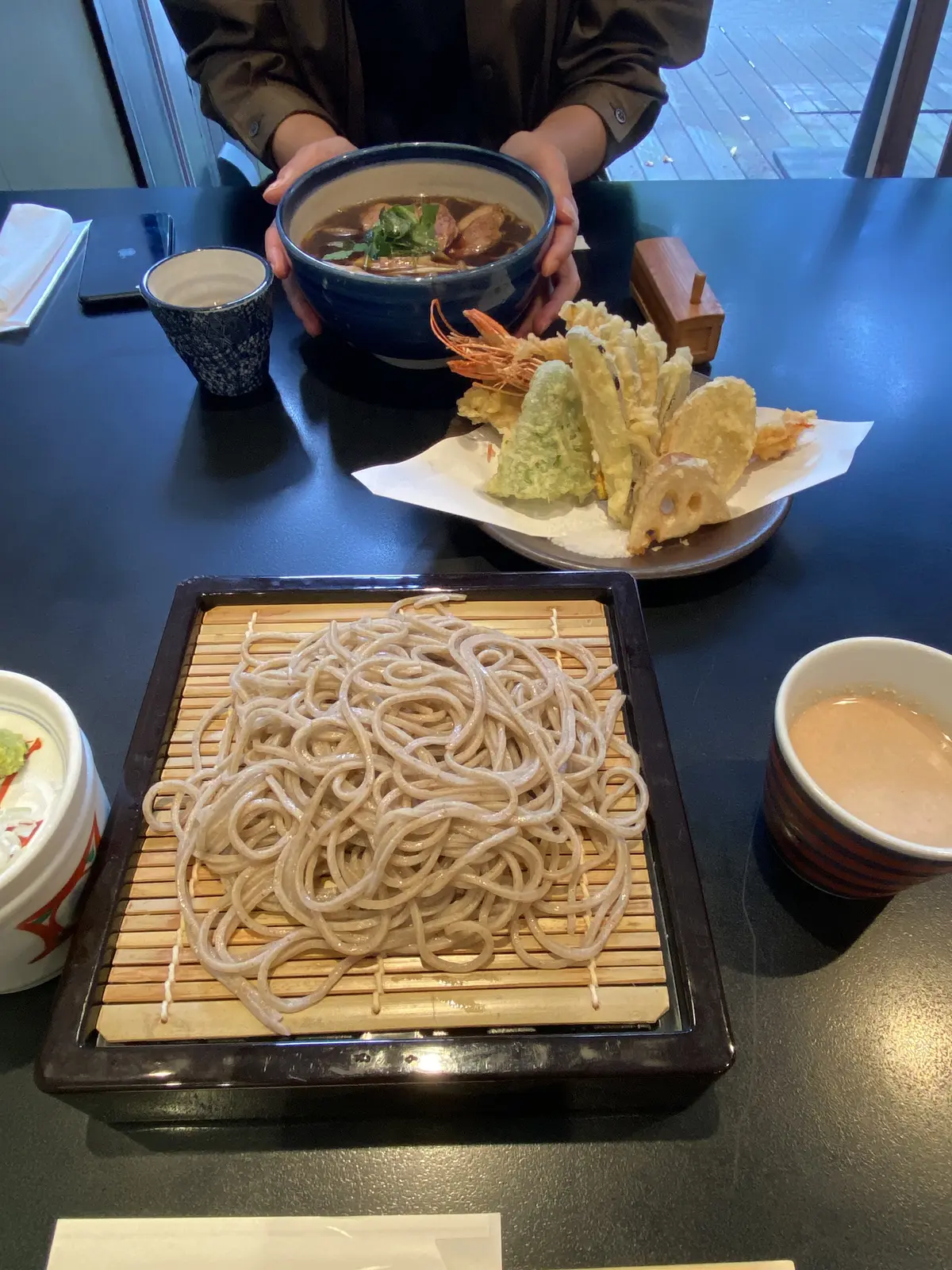 川上庵の天せいろと鴨南蛮そば。香り高い信州そばとサクサク天ぷらの人気セット。