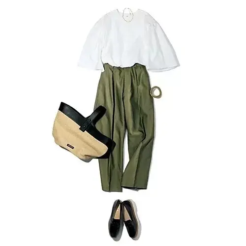 肌映えのいい柔らかな白でパンツスタイルを女らしく  デザイントップスコーデ