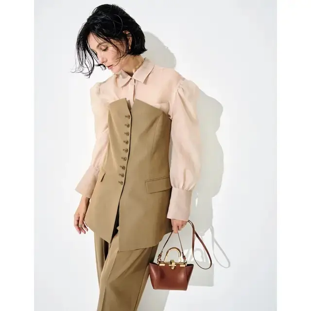 透けるシャツが一枚あればおしゃれの楽しみが広がる