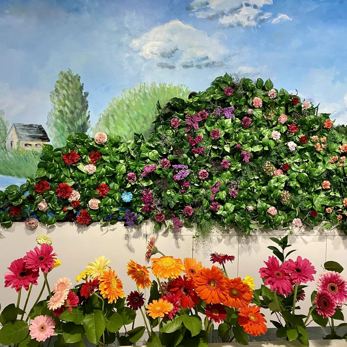 絵画の森に実際に生花がささっている