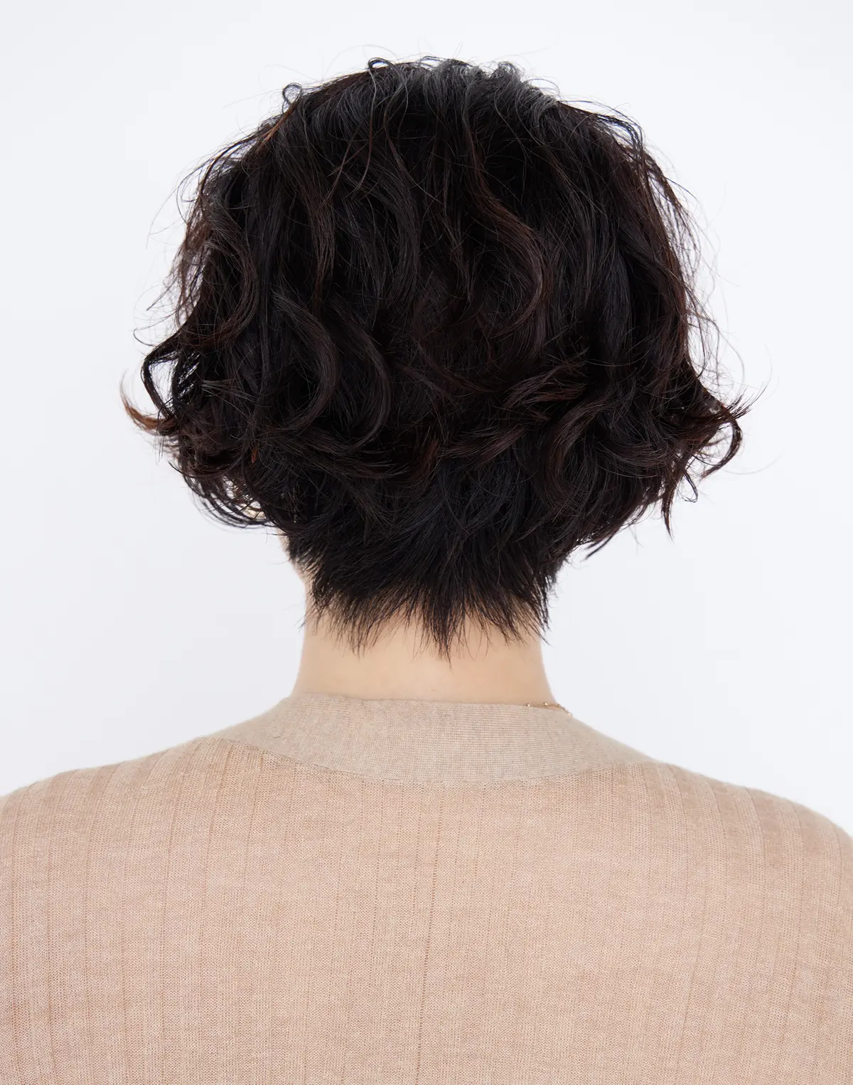 Webエクラ 40代50代　髪型　後から見たうねりにパーマを足したショートヘアスタイル