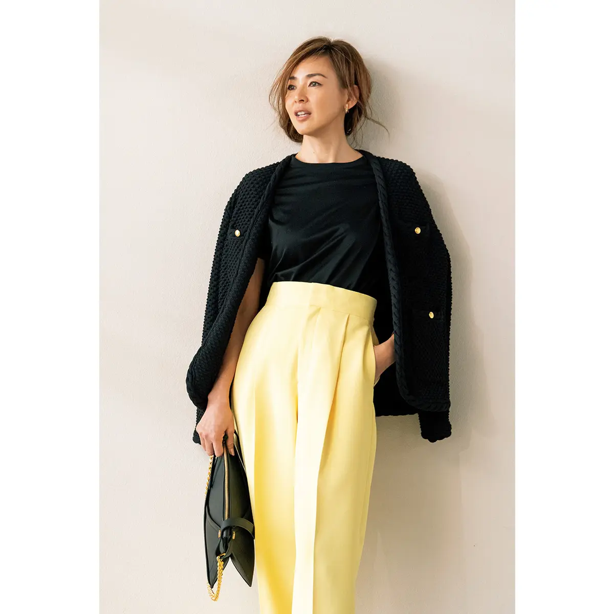 黒ノーカラージャケットとイエローパンツのコーデ　モデル・SHIHO