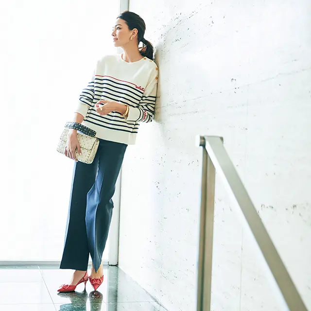 赤を足もとにもさして、こなれ感いっぱいのトリコロールスタイルに