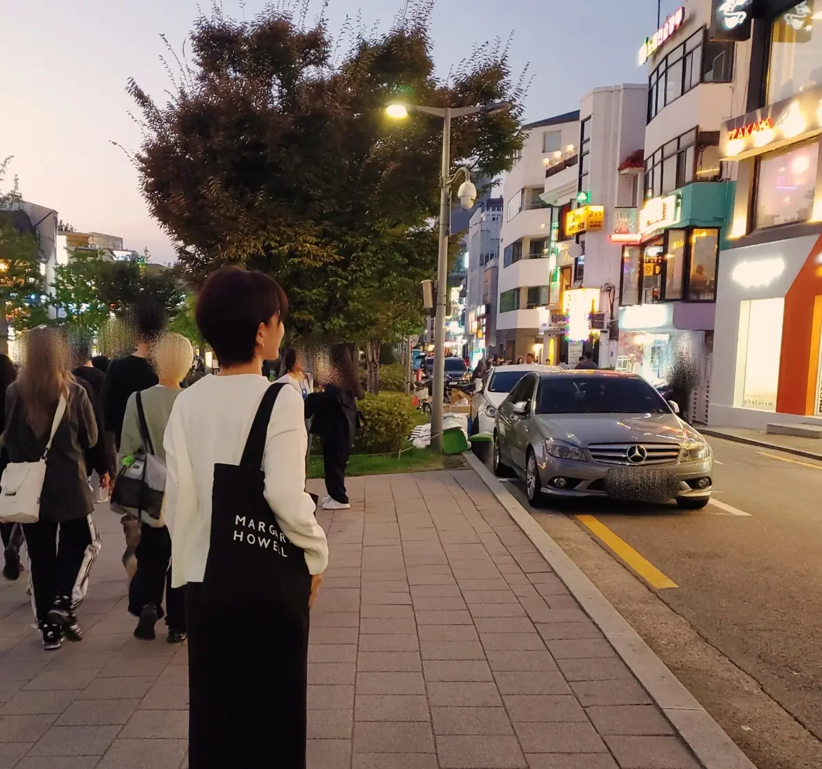 外国人も多く、高級車が並んでました。