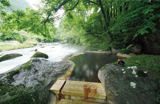 加水も貯槽もしない地中からあふれ出すそのままの源泉。