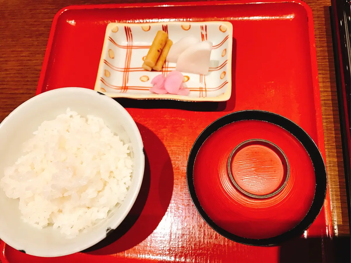 ホワイトスニーカーを履いてランチへ☆の画像_2