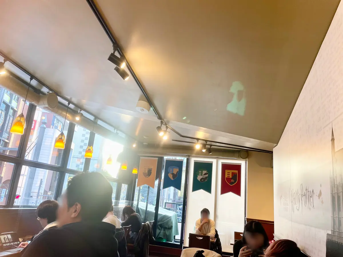 タリーズ、ホグワーツ、垂れ幕飾り、2階席、店内、コラボカフェ。
