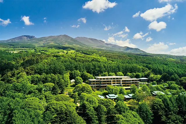 浅間山のふもと、小高い森の中に広がる6万㎡を超える敷地に、わずか37の客室のみ。森の散策路を散歩 するのも楽しい。