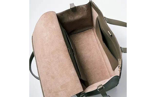 中は大容量スペースになっていて、ミニポケットつき