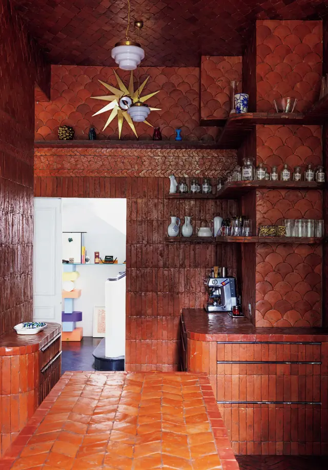 ライトにはミッドセンチュリーのものを選んで、重厚な雰囲気の＂箱＂に軽やかさを与えた