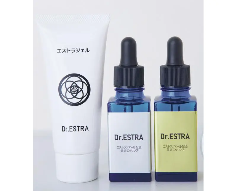 OurAge×Webエクラ　右）女性ホルモンのエストロゲンの有用成分エストラジオールを薬機法規定容量最高上限まで高配合した、デリケートモアモイスト ゴールドエッセンス￥16,500・ 中）腟の乾燥を改善。右の半量のエストラジオールを配合。デリケートモイスト シルバーエッセンス￥13,200・ 左）腟乳酸菌配合デリケートゾーン専用の、エストラジェル￥8,800／富永ペインクリニック（Dr.ESTRA)  