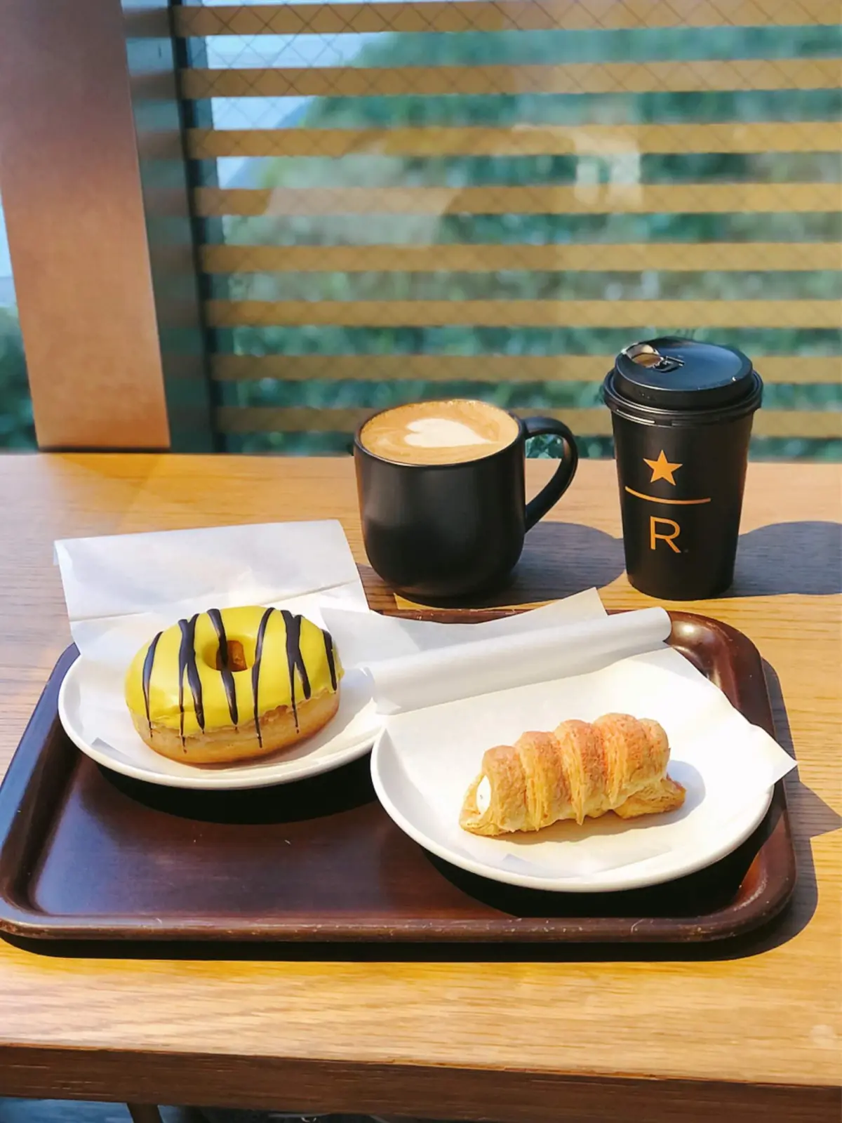 STARBUCKS RESERVE BAR。スターバックス リザーブ。スターバックス リザーブバー。店内窓際。カウンター。ラテ。カフェラテ。バニララテ。期間限定。バナナドーナツ。いちごコロネ。