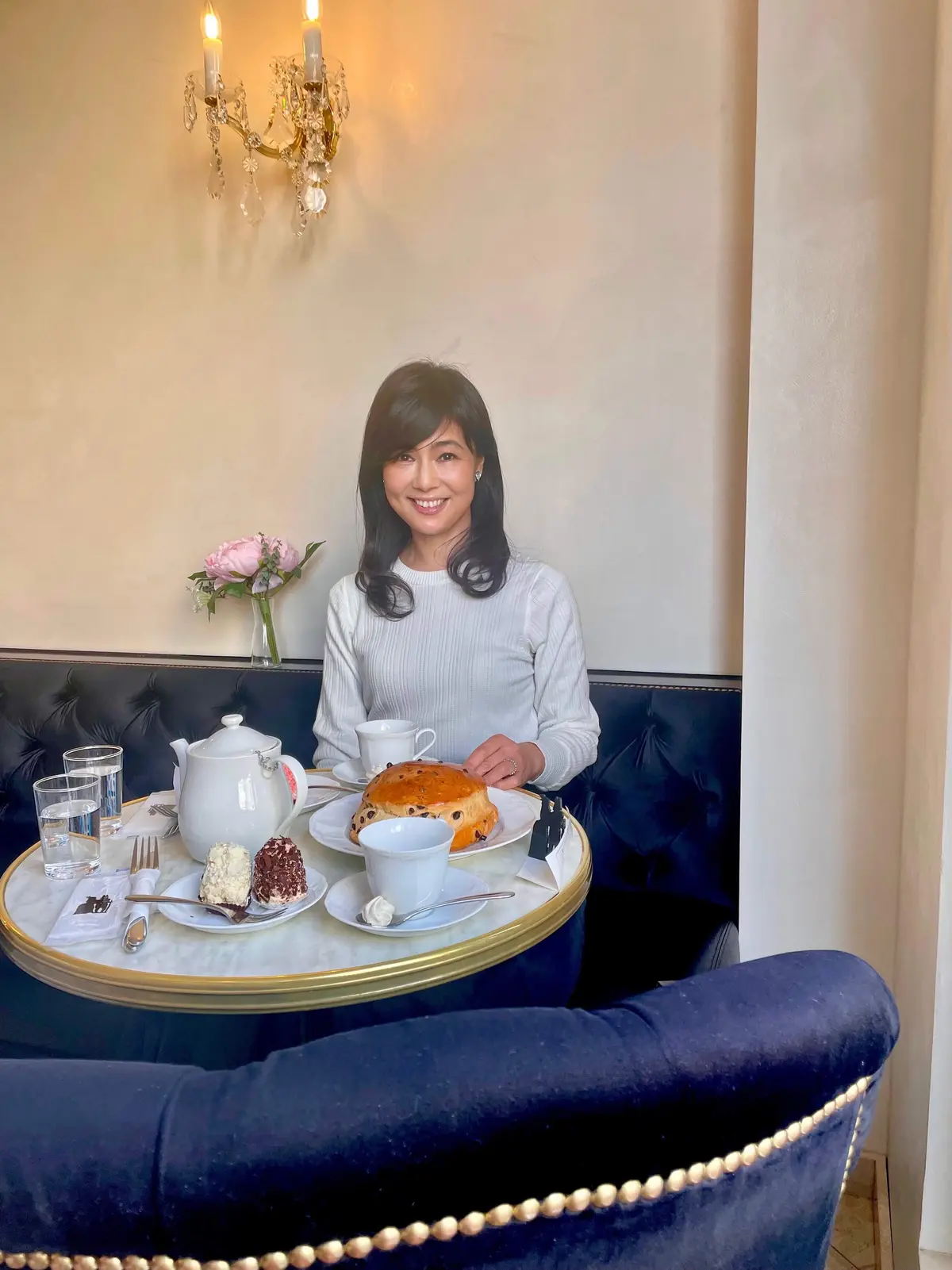 Aux Merveilleux de Fred（オー・メルベイユ・ドゥ・フレッド）メルベイユ。スイーツ。専門店。3階。フランスから取り寄せ。ソファー。